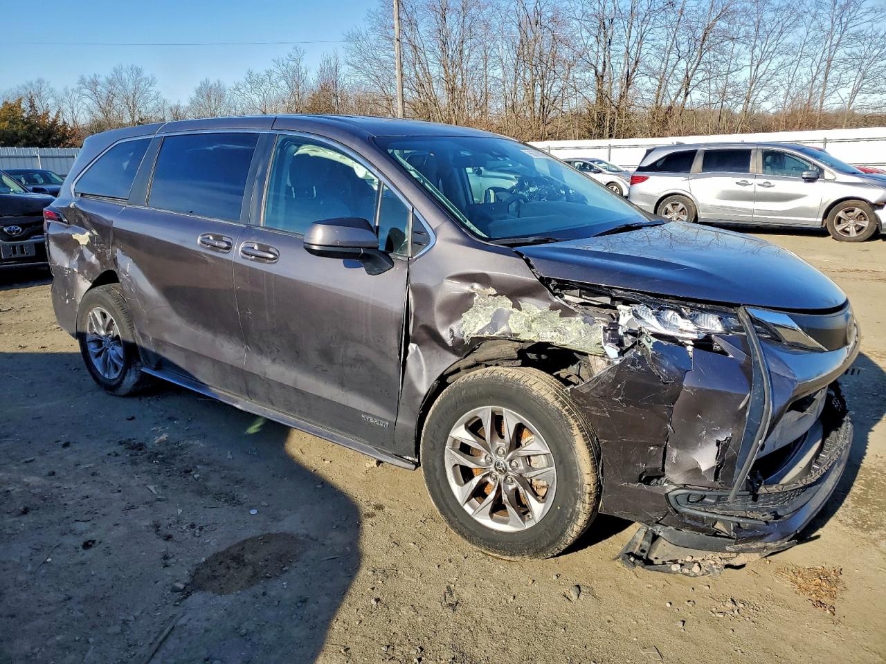 2021 TOYOTA SIENNA LE photo 4