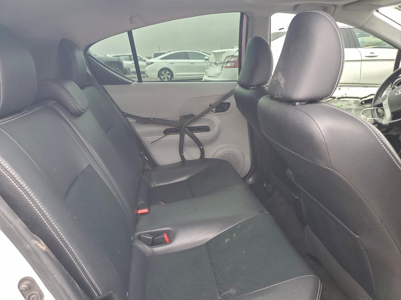 2013 TOYOTA PRIUS C photo 10