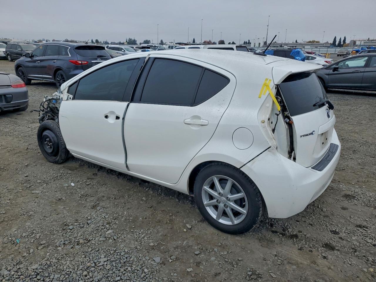 2013 TOYOTA PRIUS C photo 2