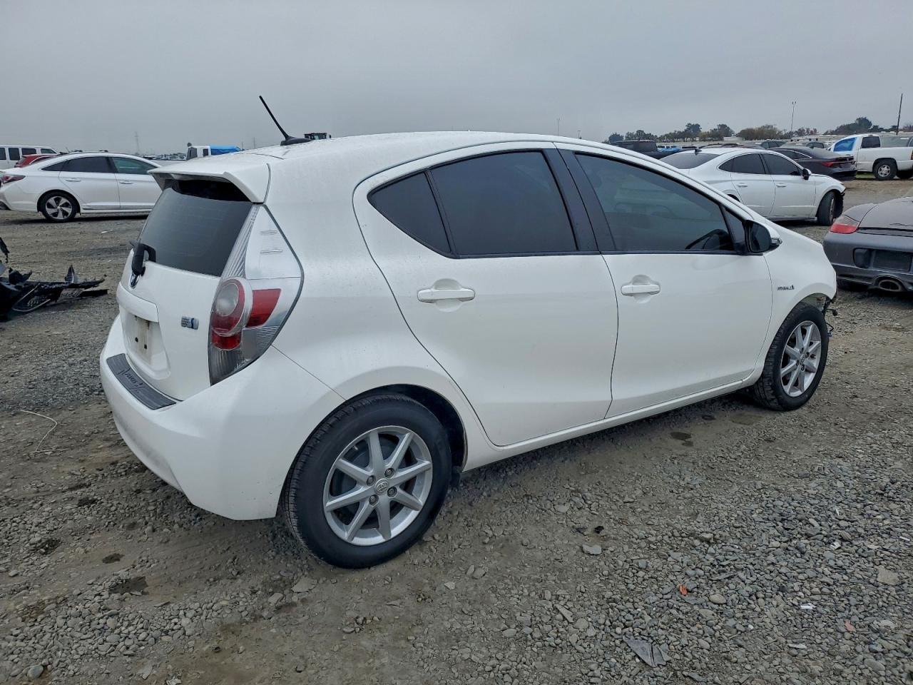2013 TOYOTA PRIUS C photo 3