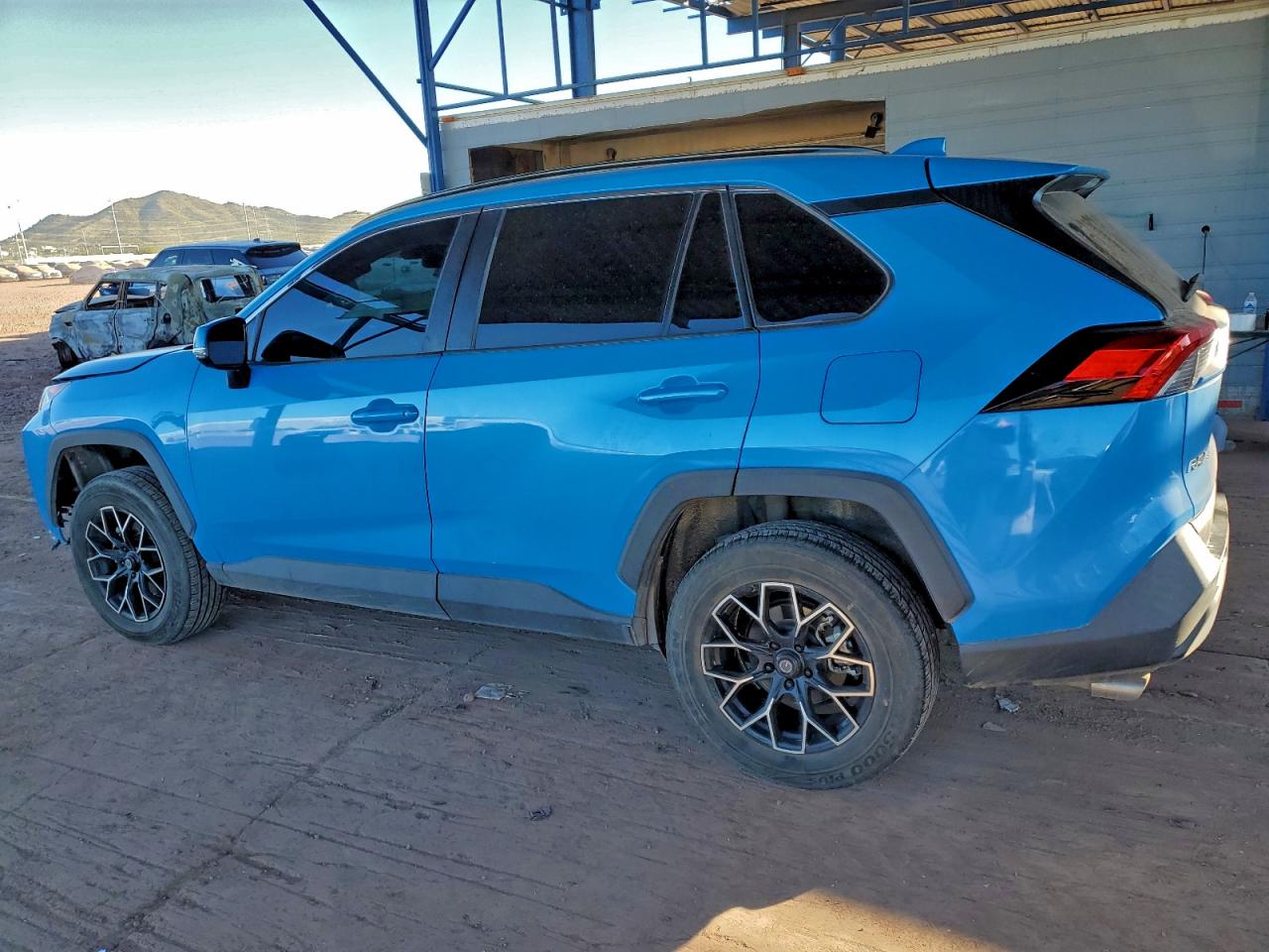 2021 TOYOTA RAV4 XLE photo 2