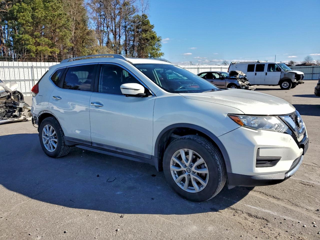 2017 NISSAN ROGUE SV photo 4