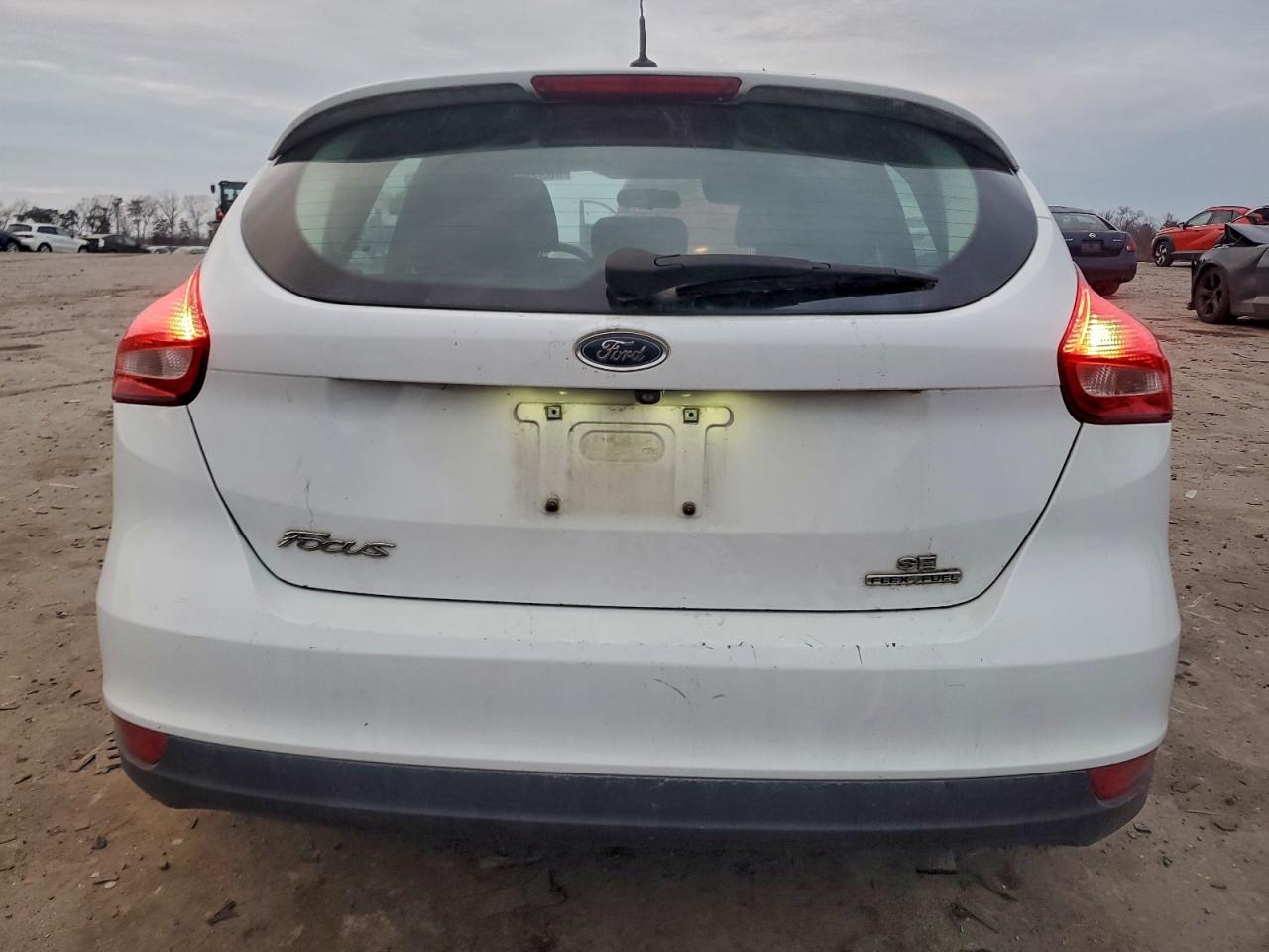 2015 FORD FOCUS SE photo 6