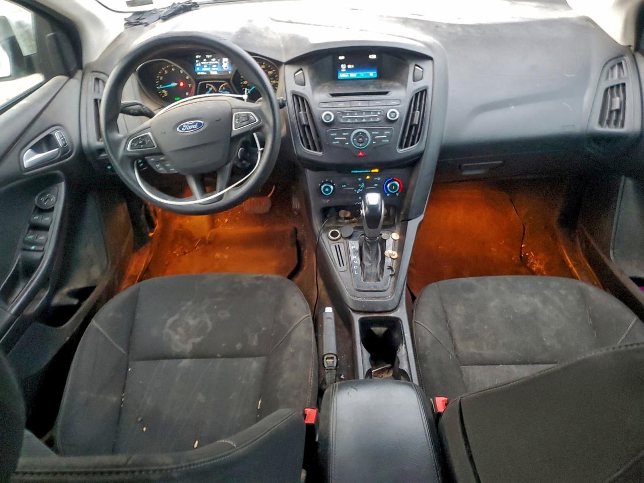 2015 FORD FOCUS SE photo 8