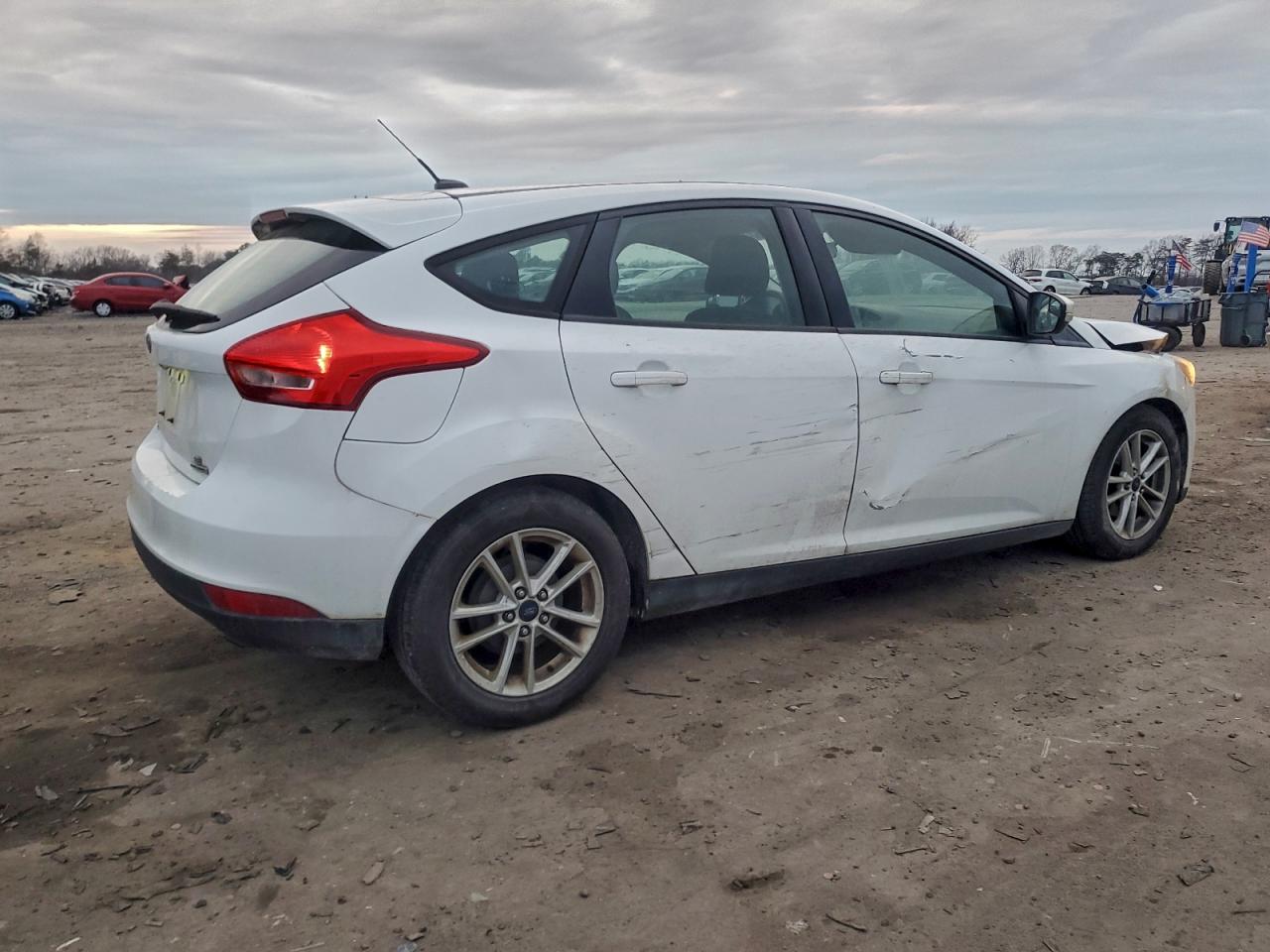2015 FORD FOCUS SE photo 3