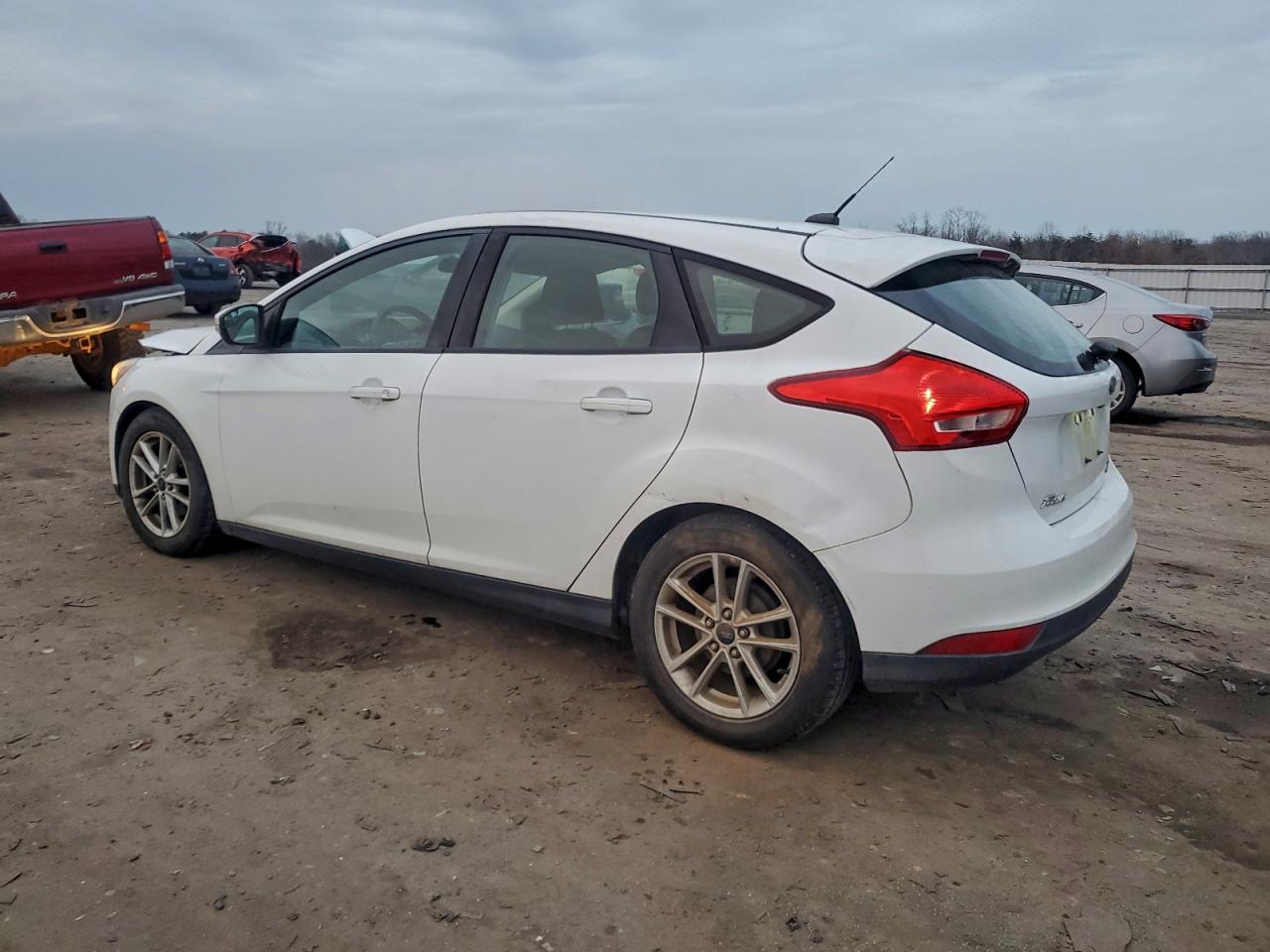 2015 FORD FOCUS SE photo 2