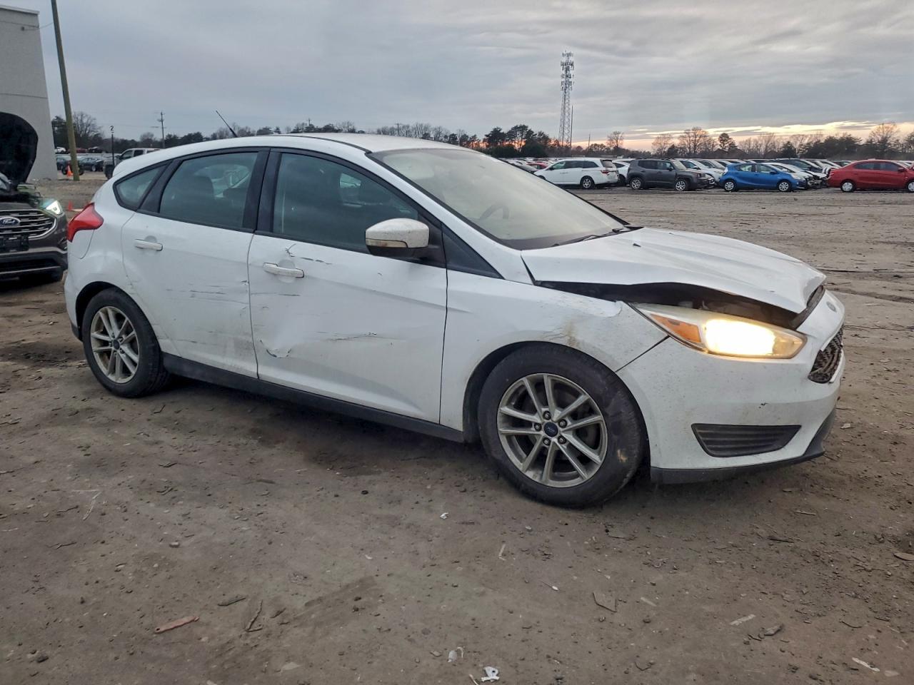 2015 FORD FOCUS SE photo 4