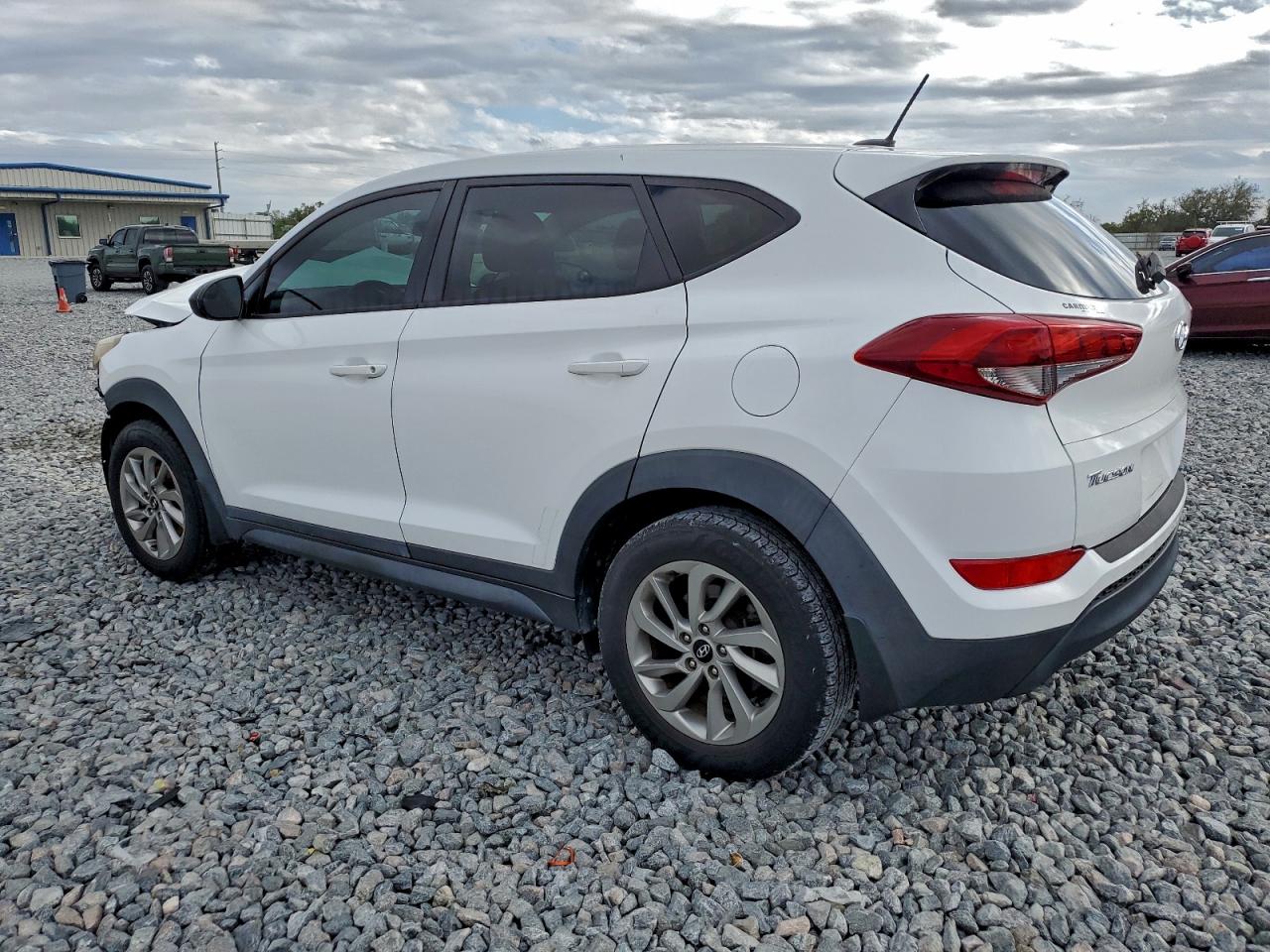 2017 HYUNDAI TUCSON SE photo 4