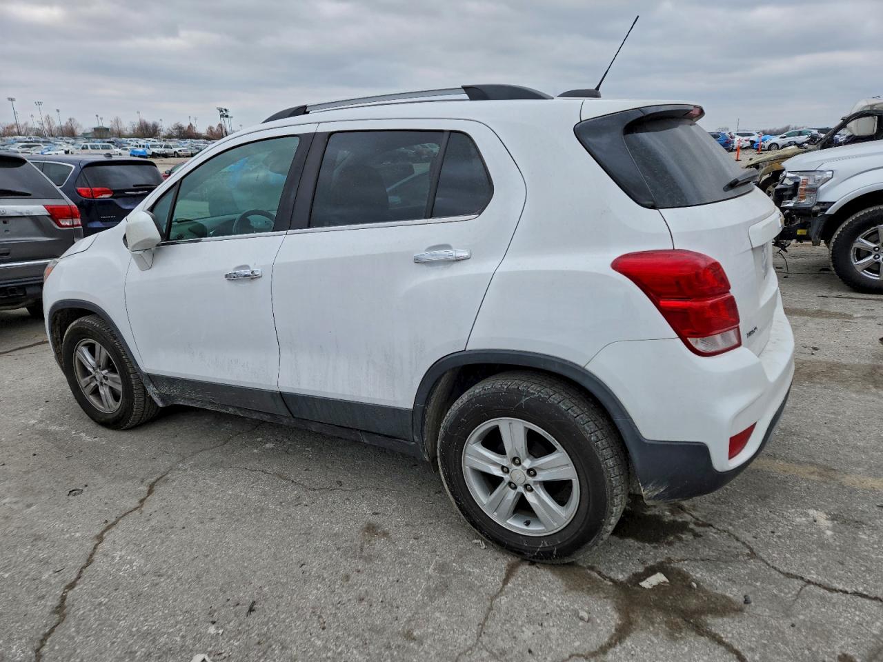 2018 CHEVROLET TRAX 1LT photo 2