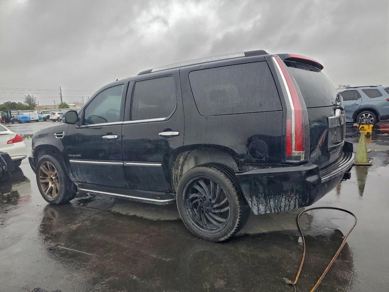 2010 CADILLAC ESCALADE LUXURY photo 2