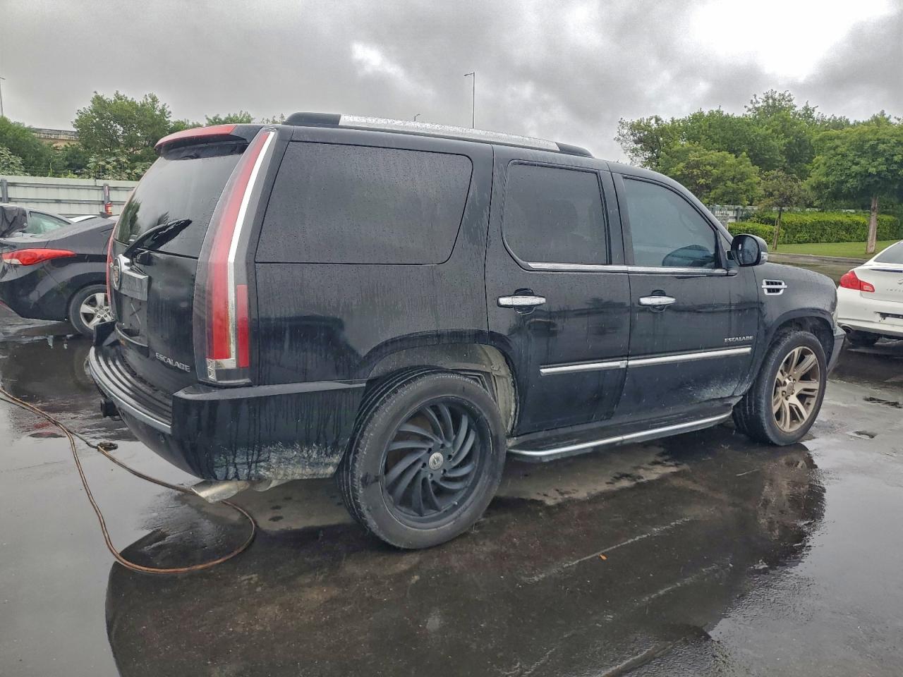 2010 CADILLAC ESCALADE LUXURY photo 3