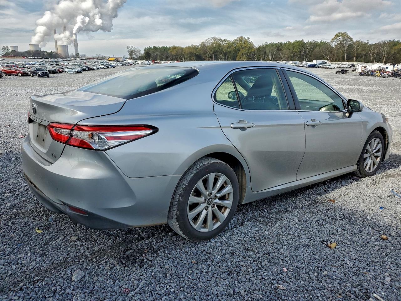 2018 TOYOTA CAMRY L photo 3