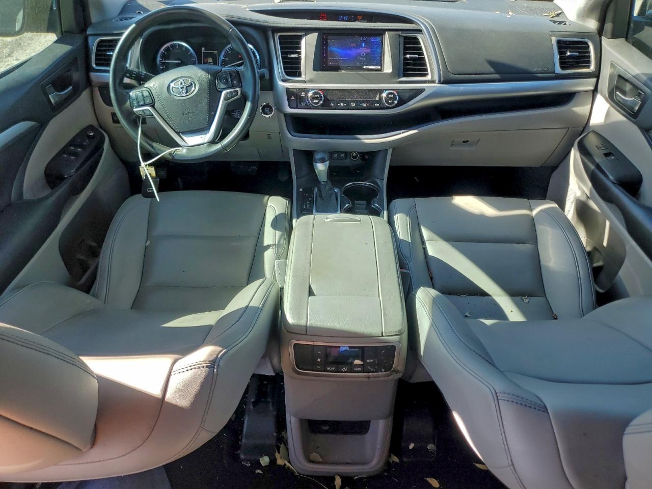 2019 TOYOTA HIGHLANDER SE photo 8