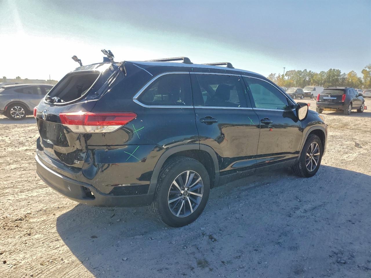 2019 TOYOTA HIGHLANDER SE photo 3