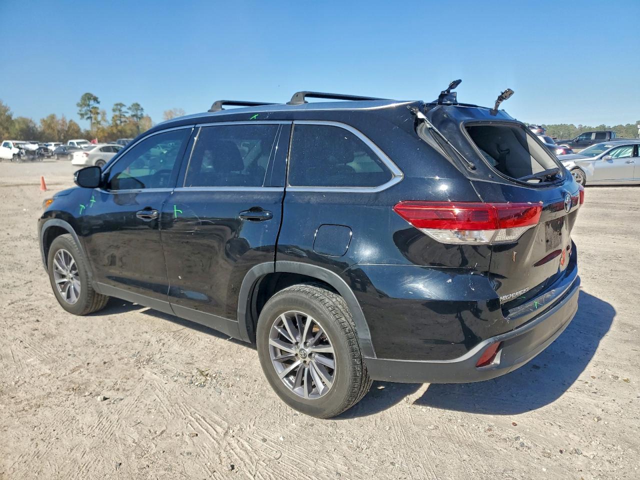 2019 TOYOTA HIGHLANDER SE photo 2