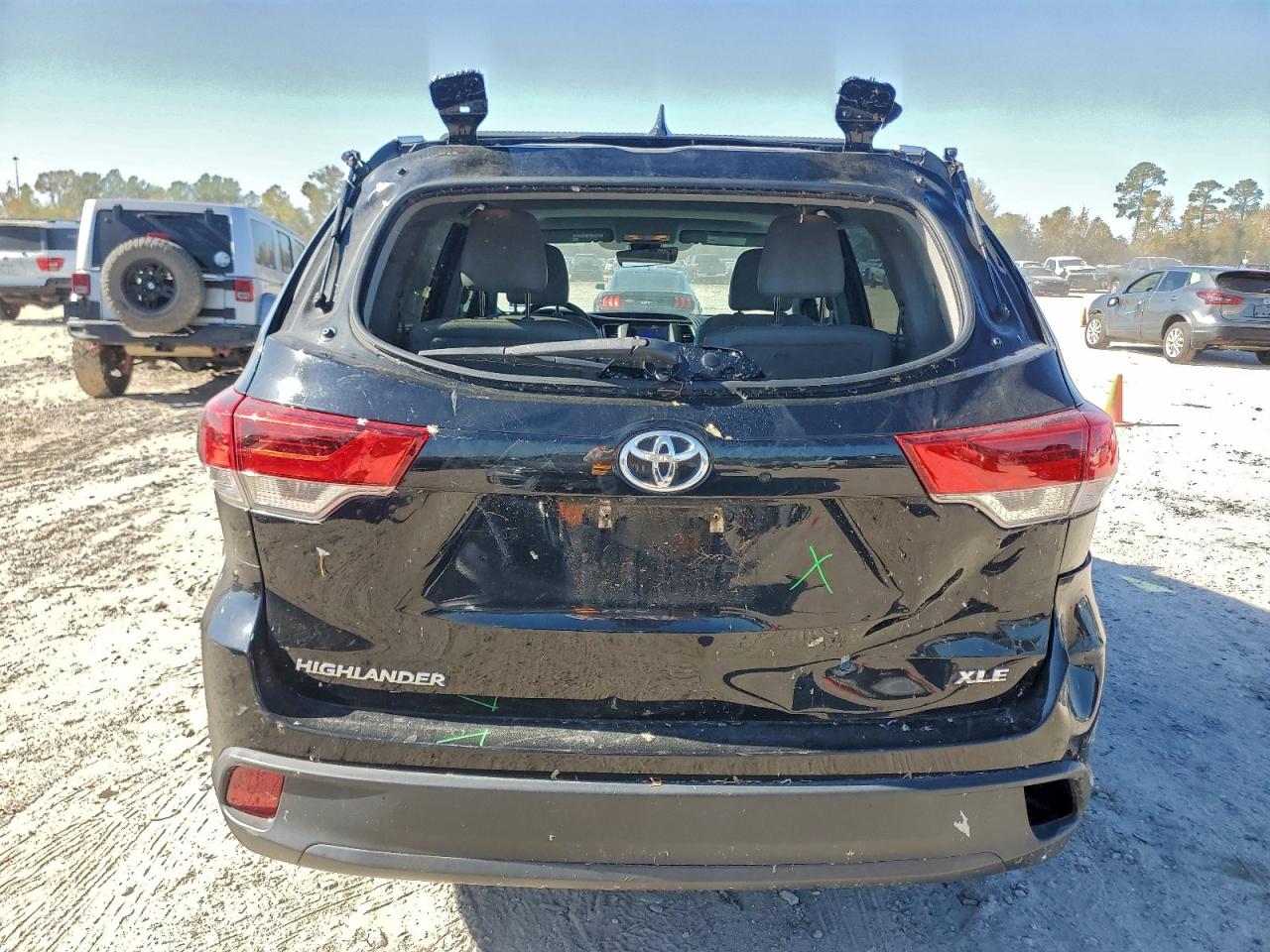 2019 TOYOTA HIGHLANDER SE photo 6