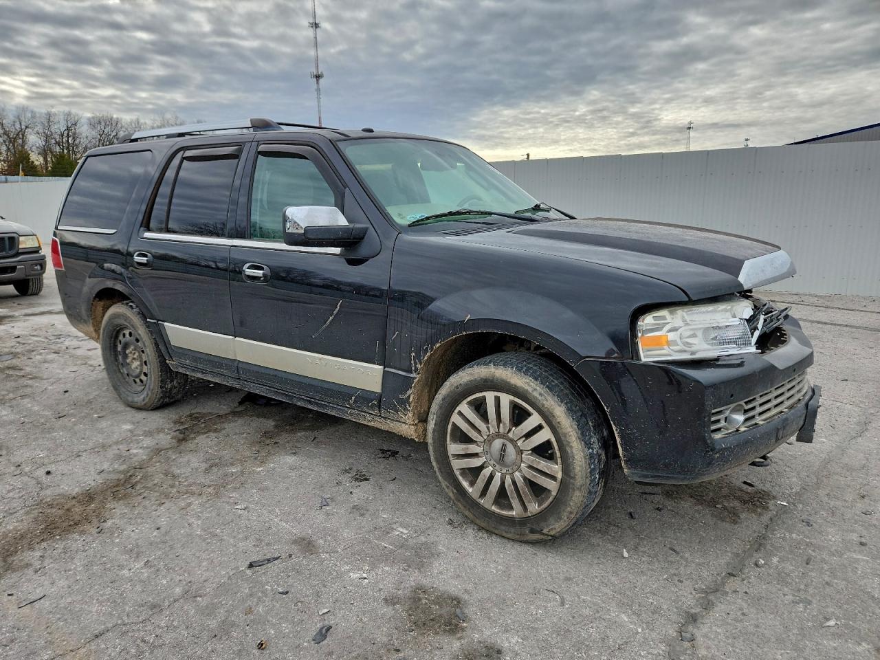 2013 LINCOLN NAVIGATOR photo 4
