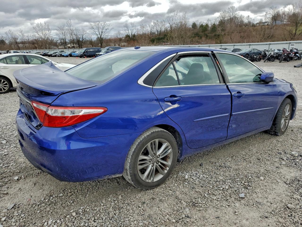 2015 TOYOTA CAMRY LE photo 3