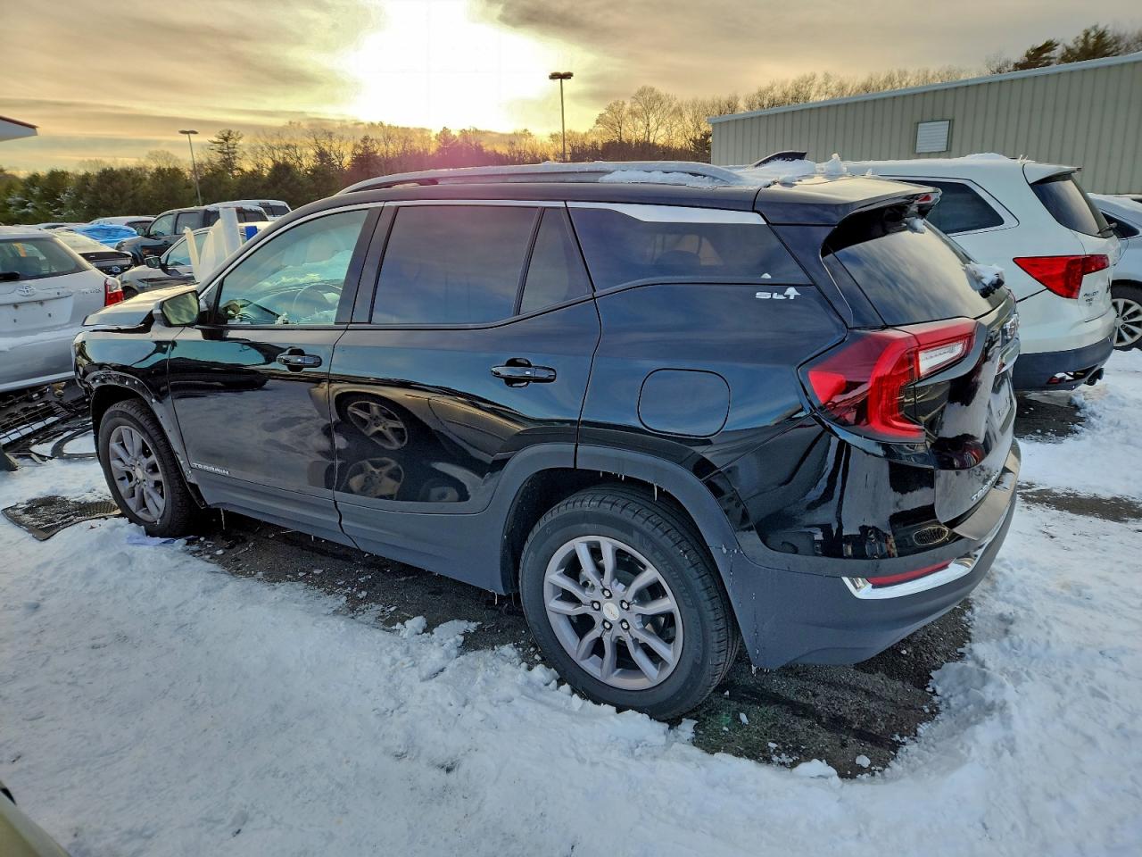 2024 GMC TERRAIN SLT photo 2