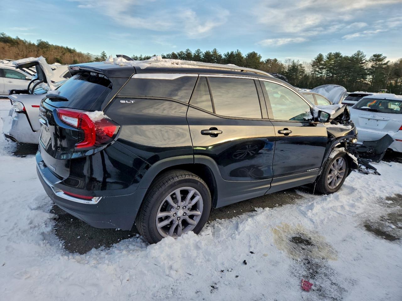 2024 GMC TERRAIN SLT photo 3