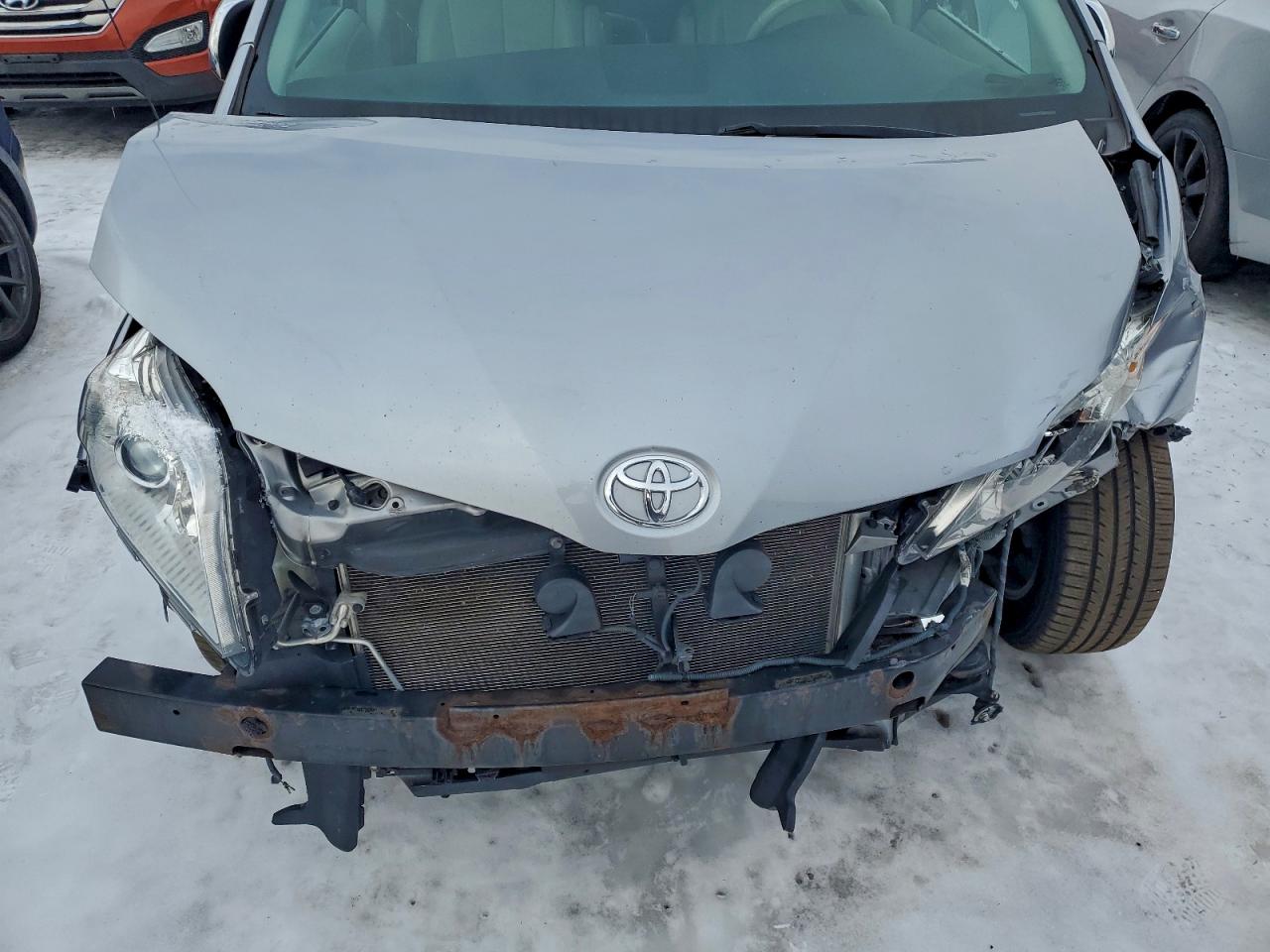 2013 TOYOTA SIENNA XLE photo 11