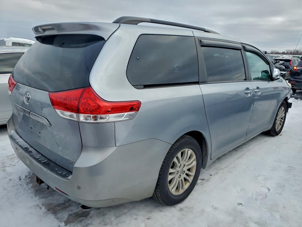 2013 TOYOTA SIENNA XLE photo 3