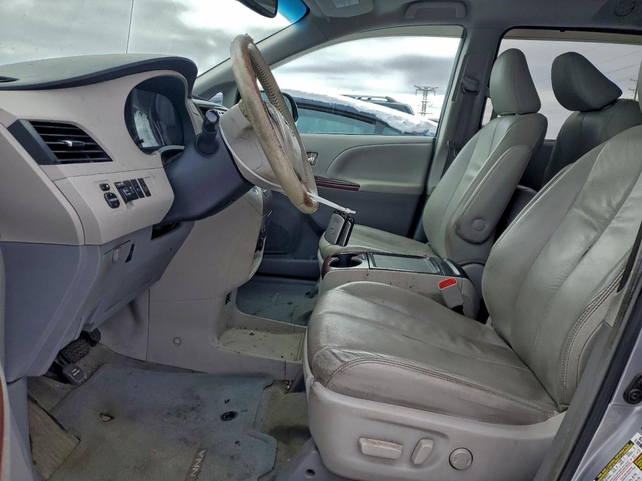 2013 TOYOTA SIENNA XLE photo 7
