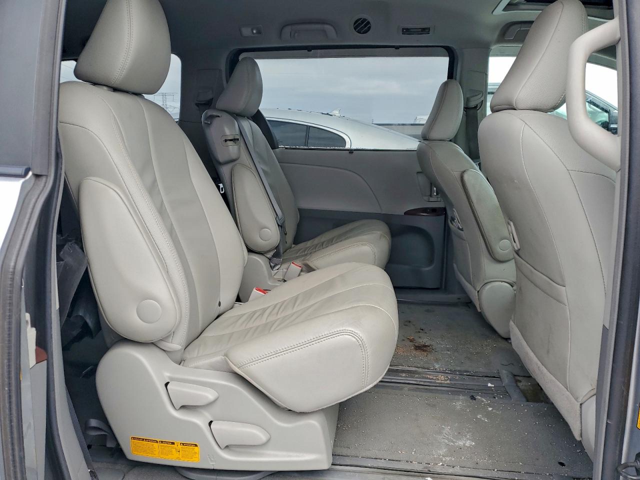 2013 TOYOTA SIENNA XLE photo 10