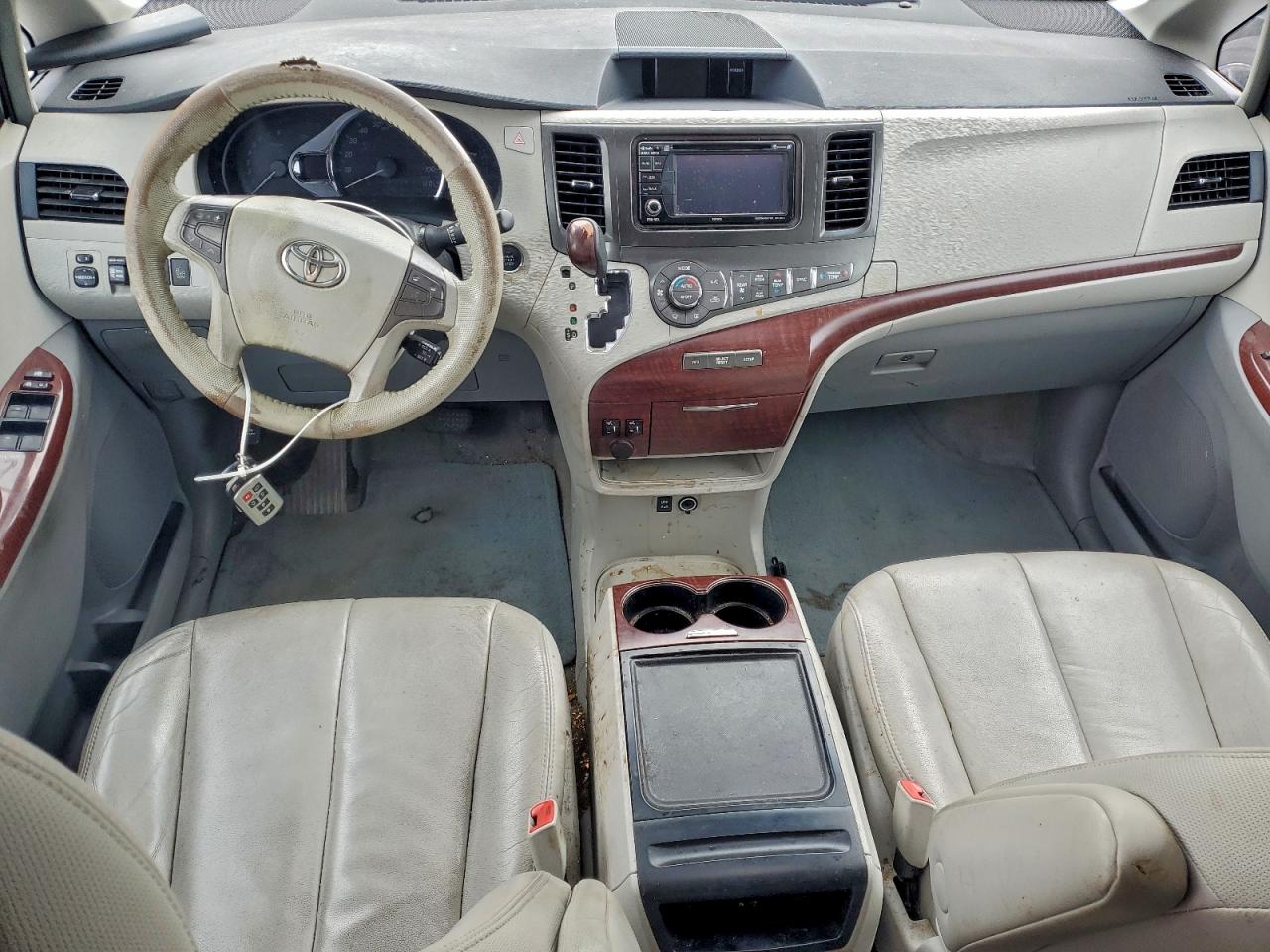 2013 TOYOTA SIENNA XLE photo 8