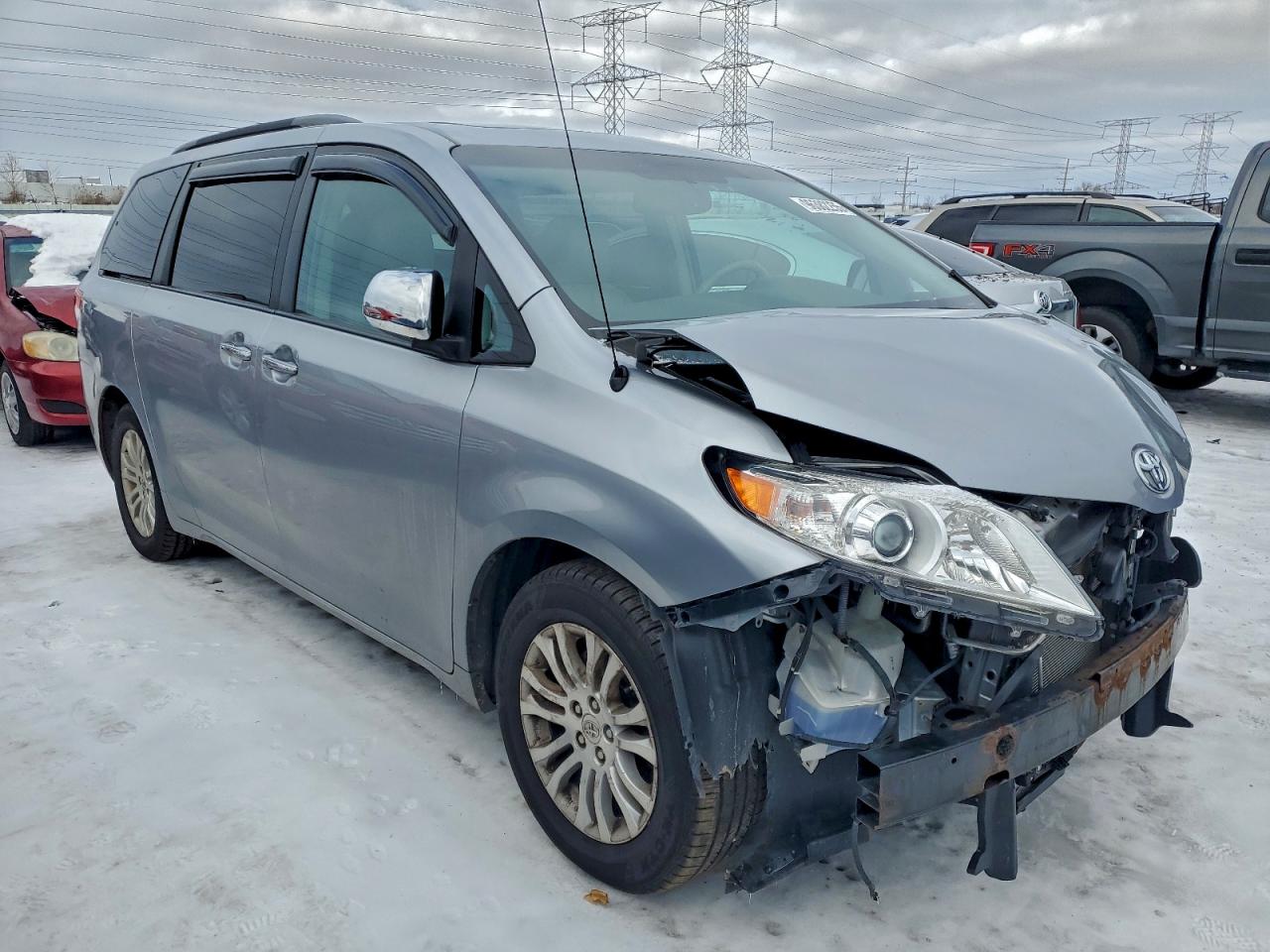 2013 TOYOTA SIENNA XLE photo 4
