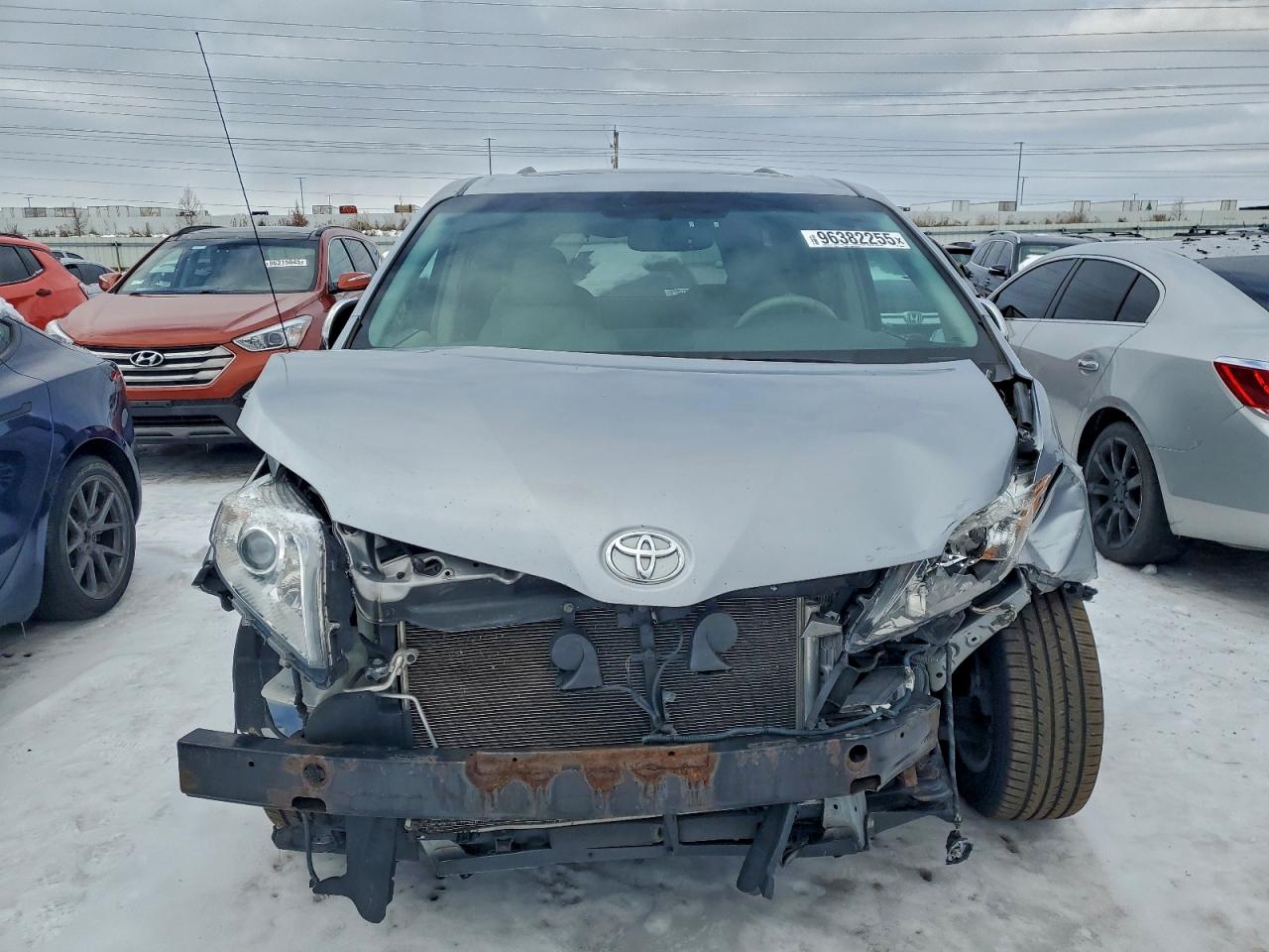 2013 TOYOTA SIENNA XLE photo 5