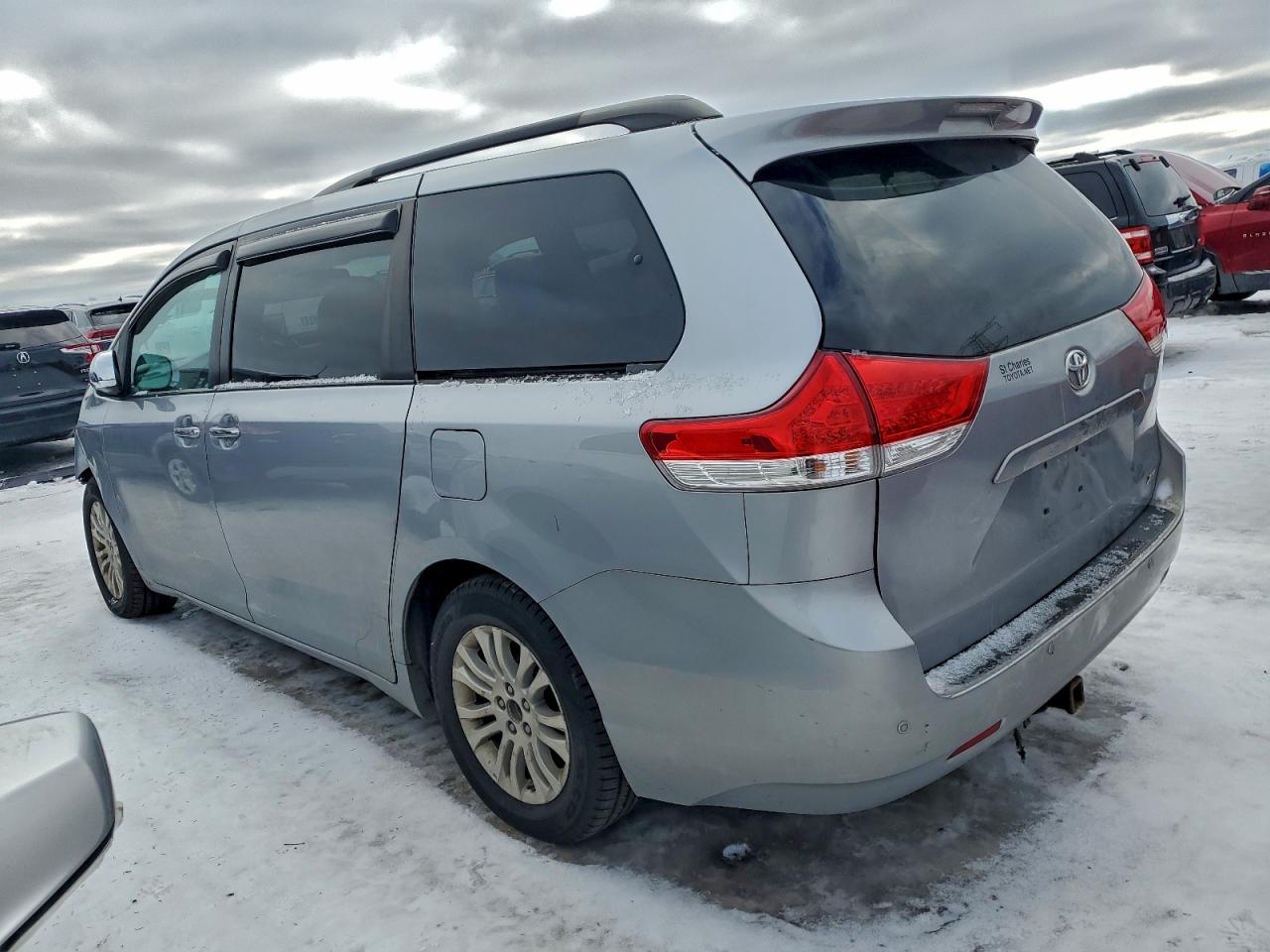 2013 TOYOTA SIENNA XLE photo 2
