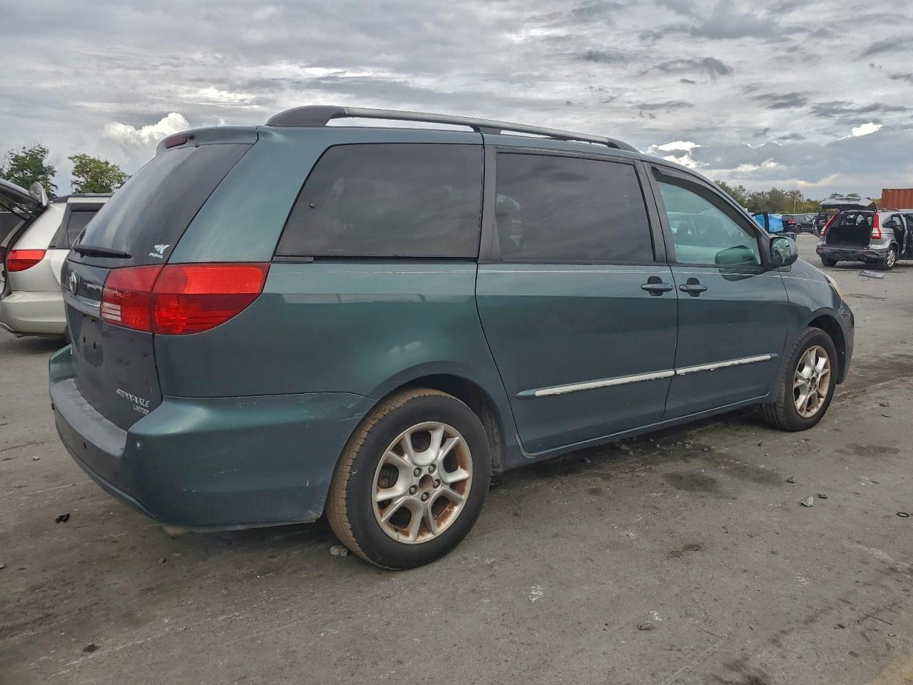2004 TOYOTA SIENNA XLE photo 3