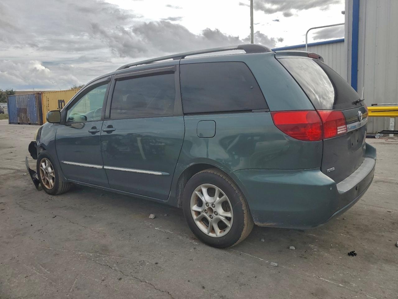 2004 TOYOTA SIENNA XLE photo 2