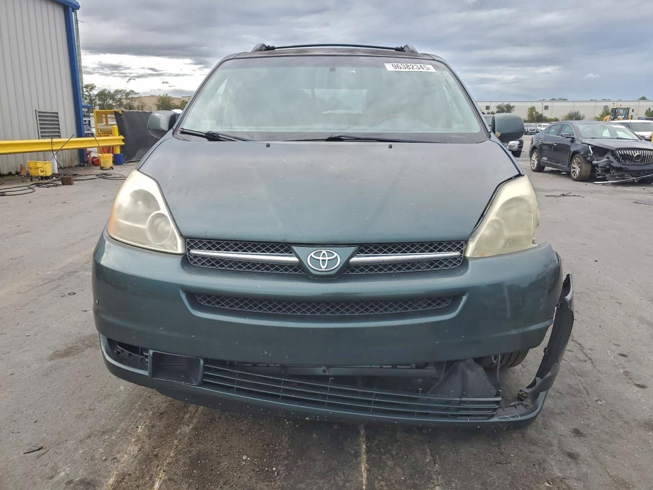 2004 TOYOTA SIENNA XLE photo 5
