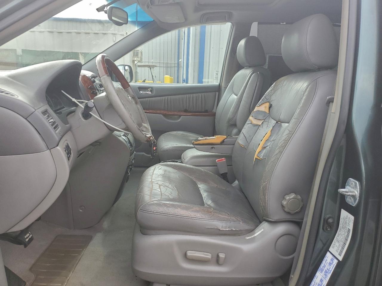 2004 TOYOTA SIENNA XLE photo 7