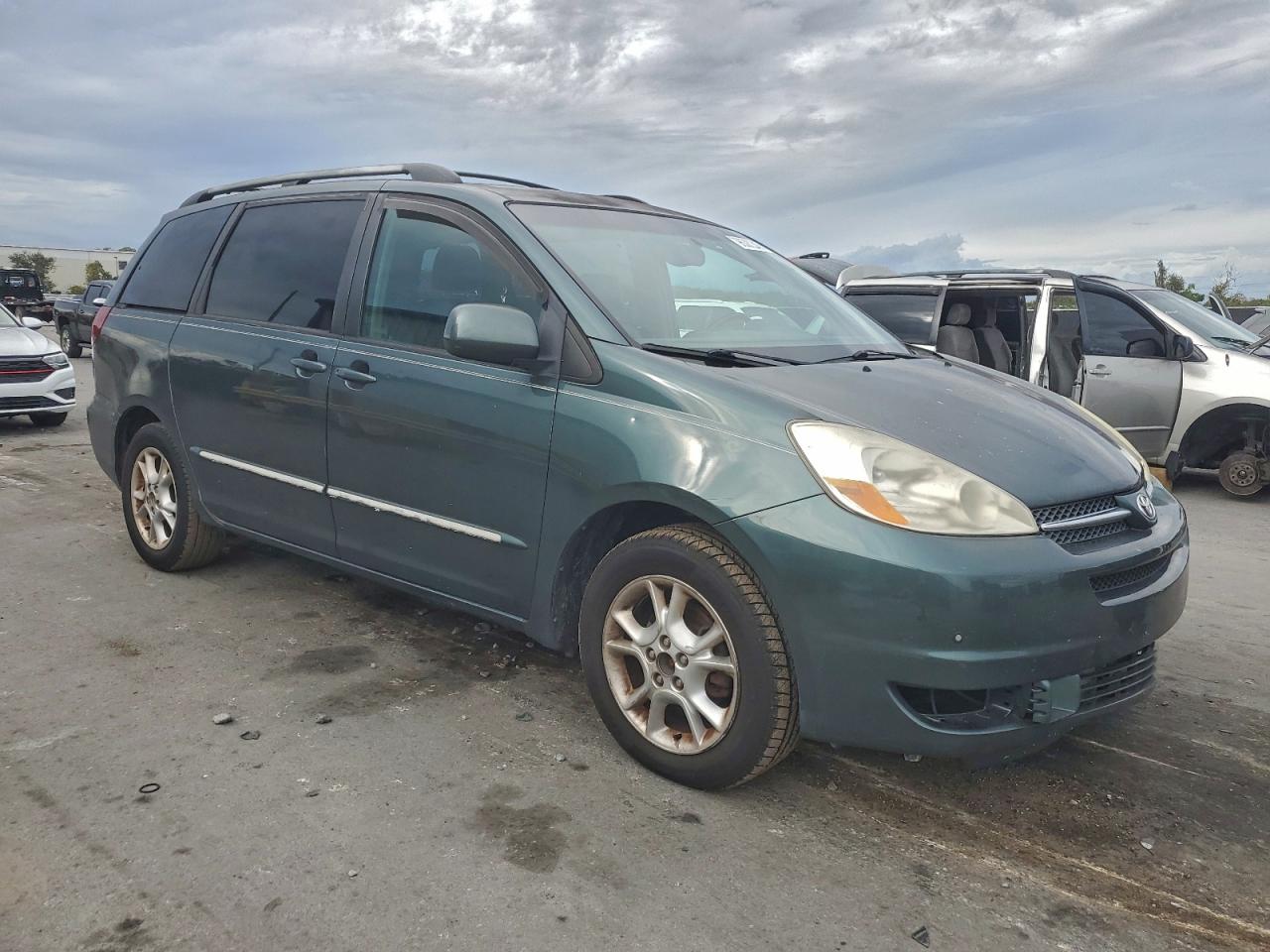 2004 TOYOTA SIENNA XLE photo 4