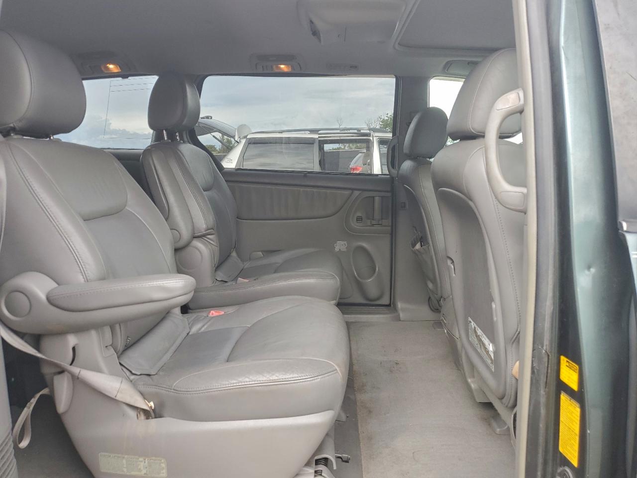 2004 TOYOTA SIENNA XLE photo 11
