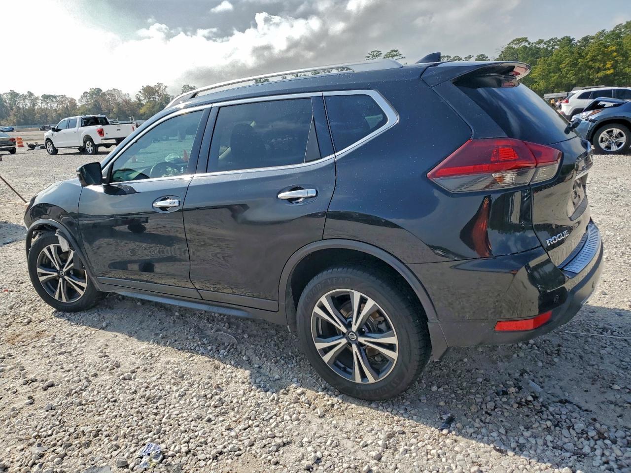 2019 NISSAN ROGUE S photo 2