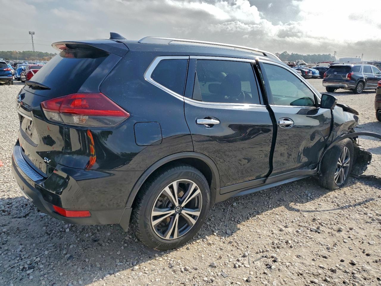 2019 NISSAN ROGUE S photo 3