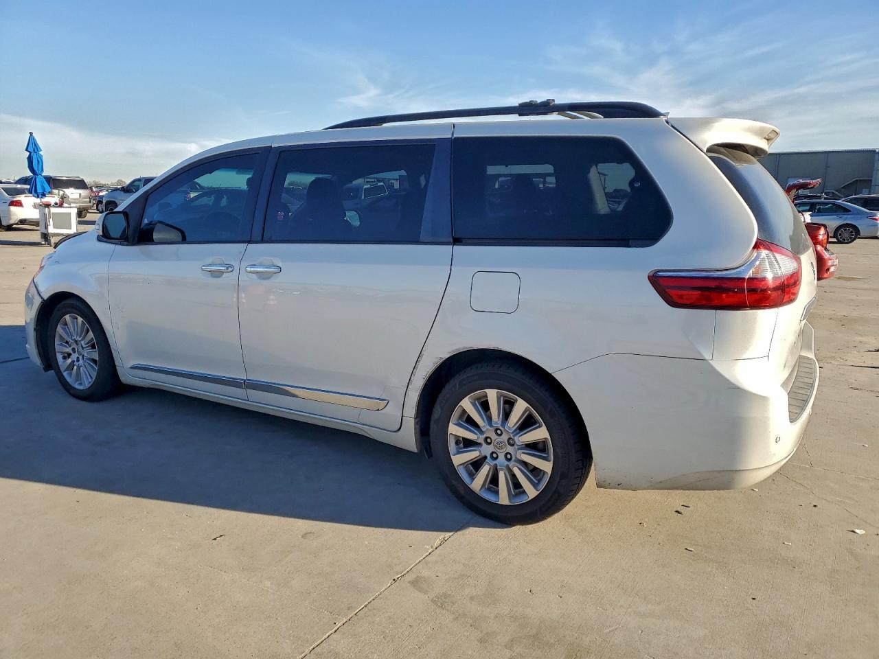2016 TOYOTA SIENNA XLE photo 2