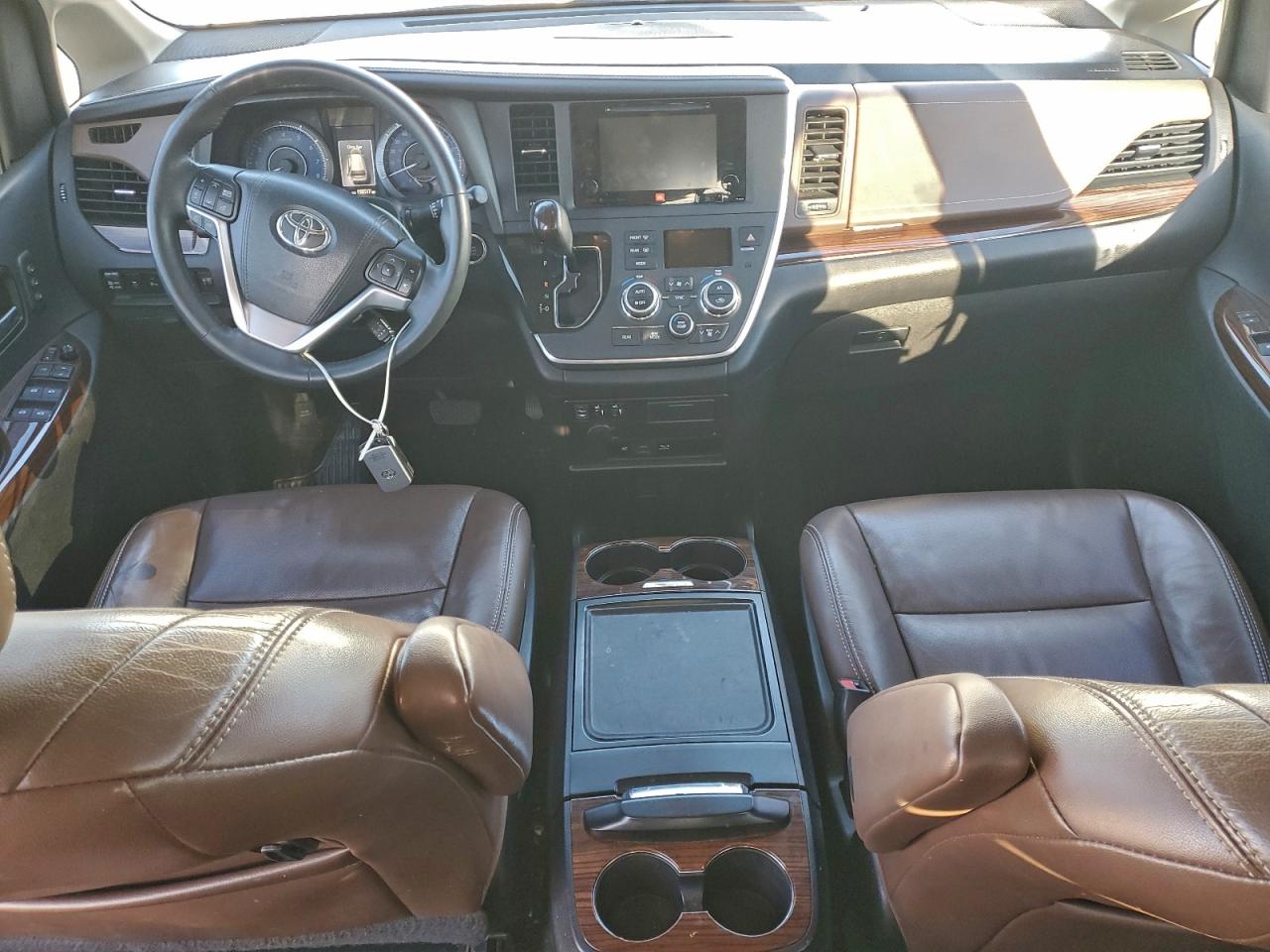 2016 TOYOTA SIENNA XLE photo 8