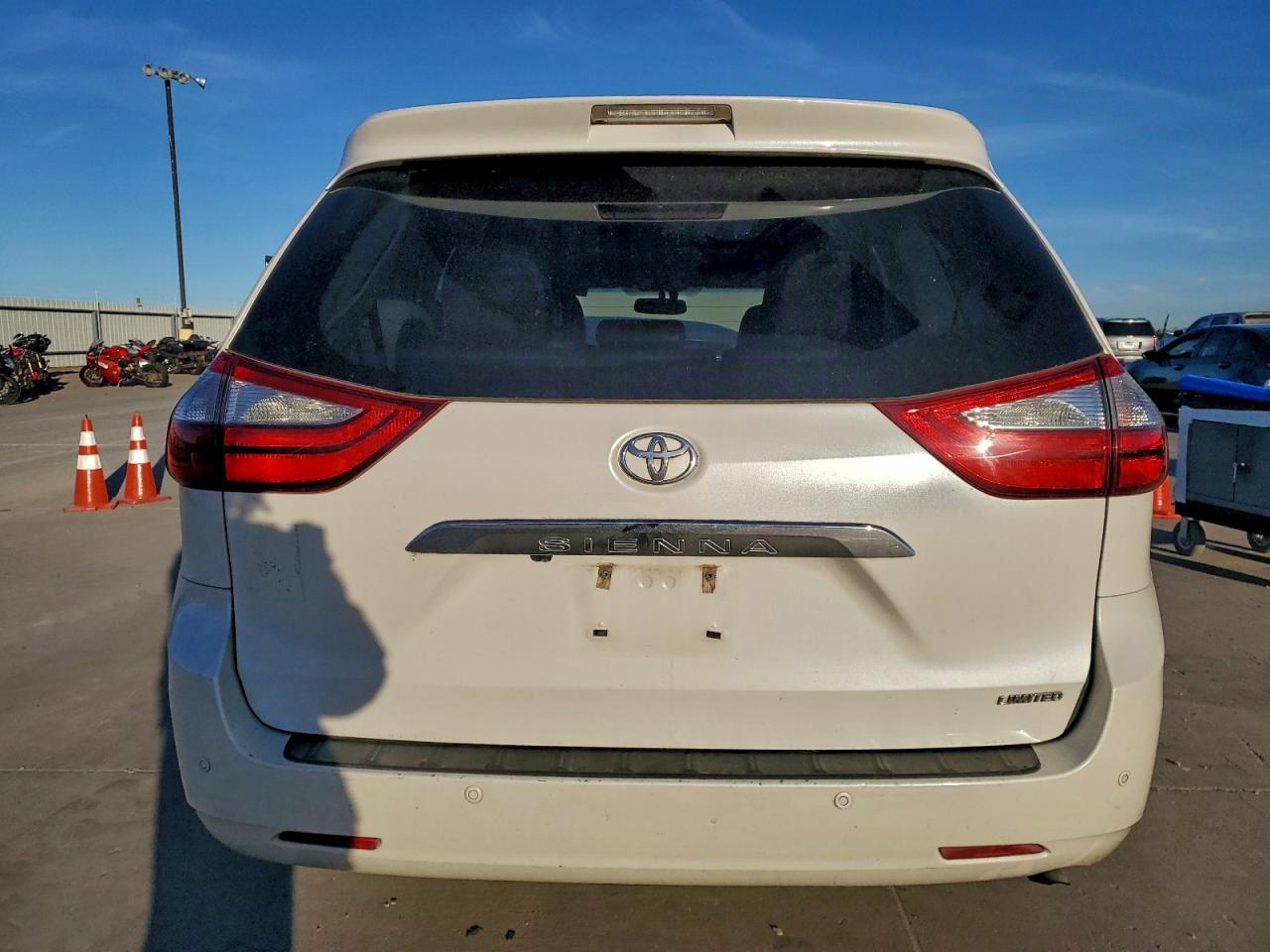 2016 TOYOTA SIENNA XLE photo 6