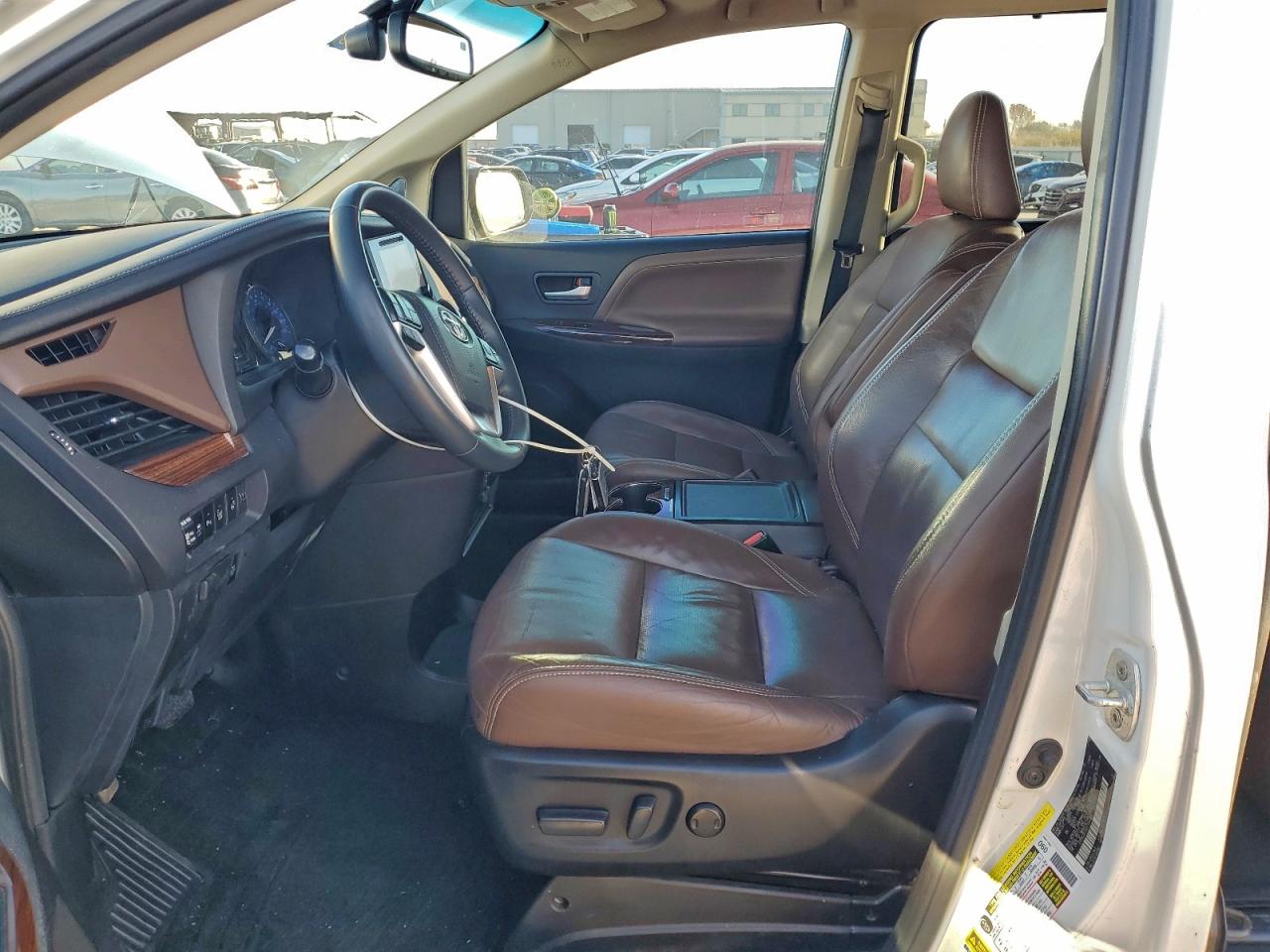 2016 TOYOTA SIENNA XLE photo 7
