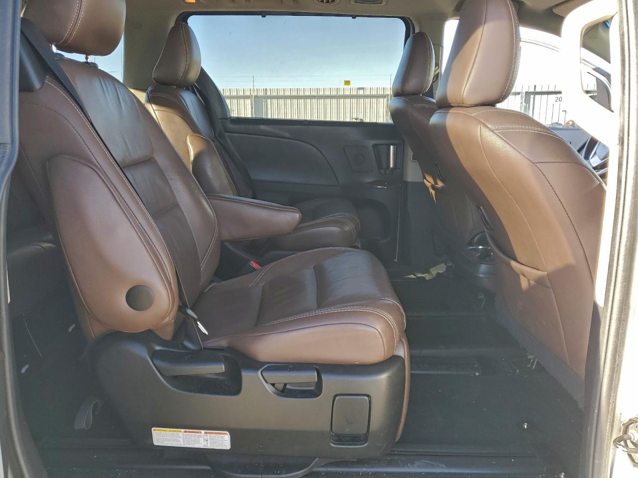 2016 TOYOTA SIENNA XLE photo 11