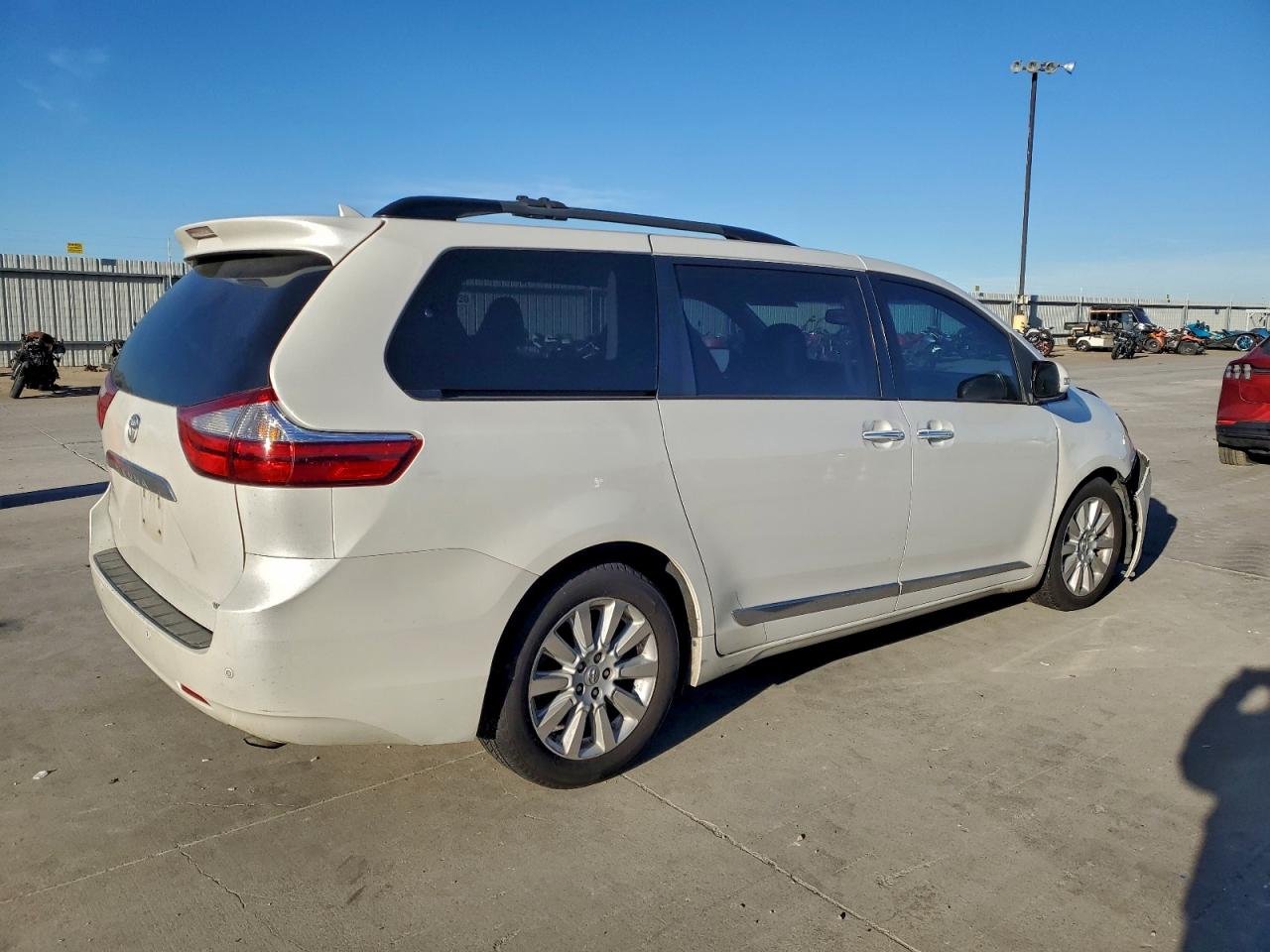 2016 TOYOTA SIENNA XLE photo 3
