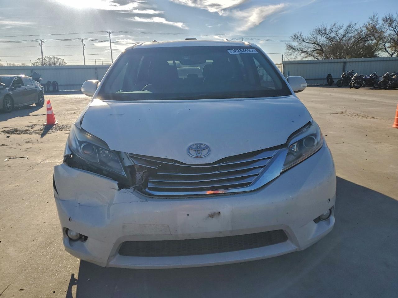 2016 TOYOTA SIENNA XLE photo 5
