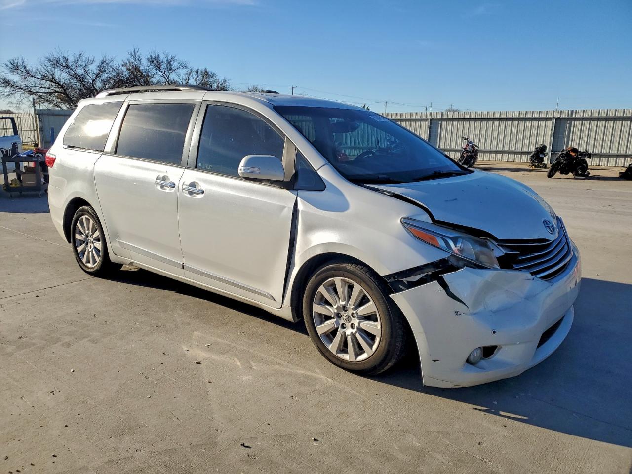 2016 TOYOTA SIENNA XLE photo 4