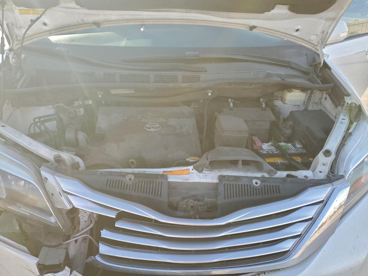 2016 TOYOTA SIENNA XLE photo 12