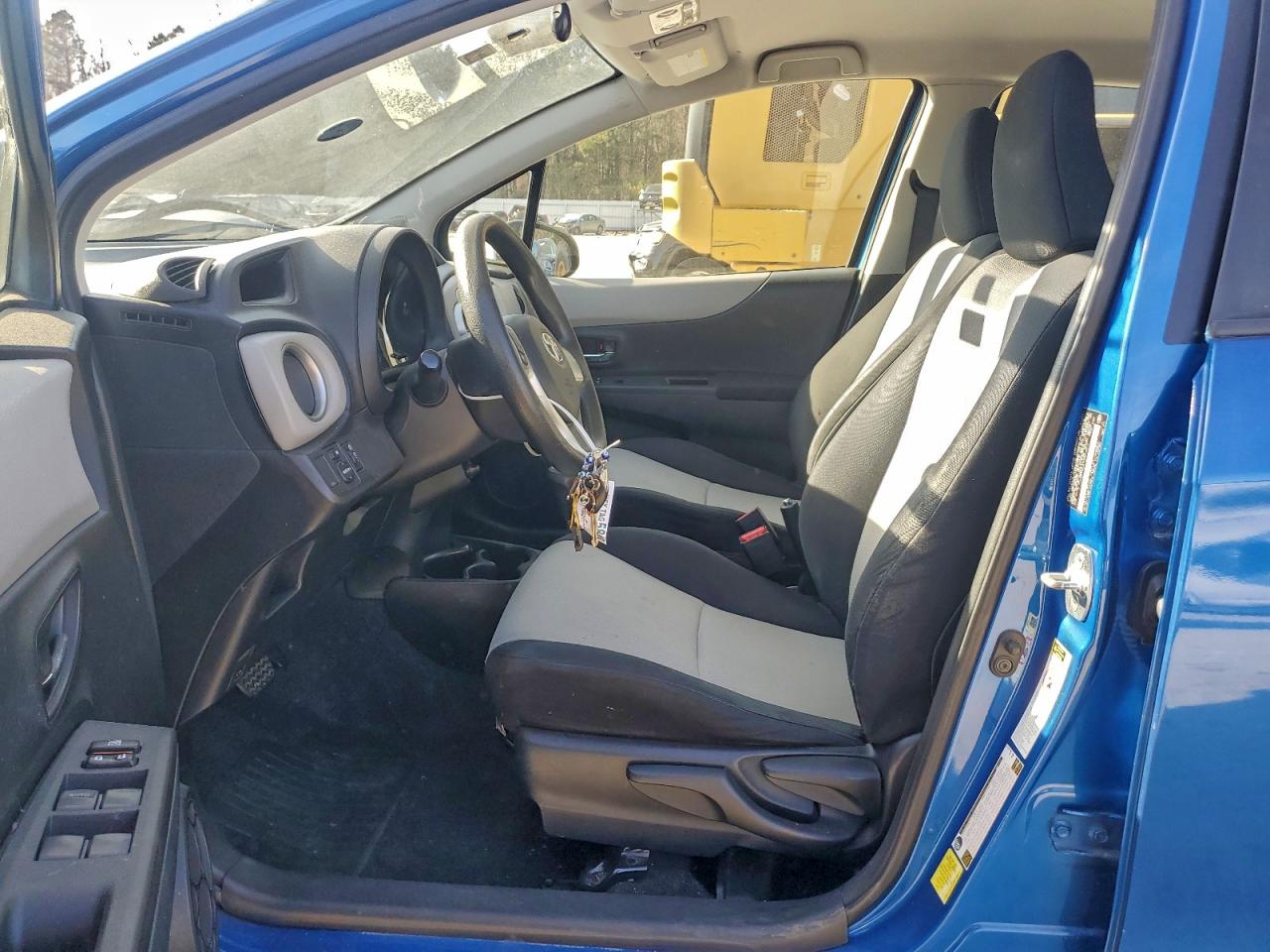 2012 TOYOTA YARIS photo 7